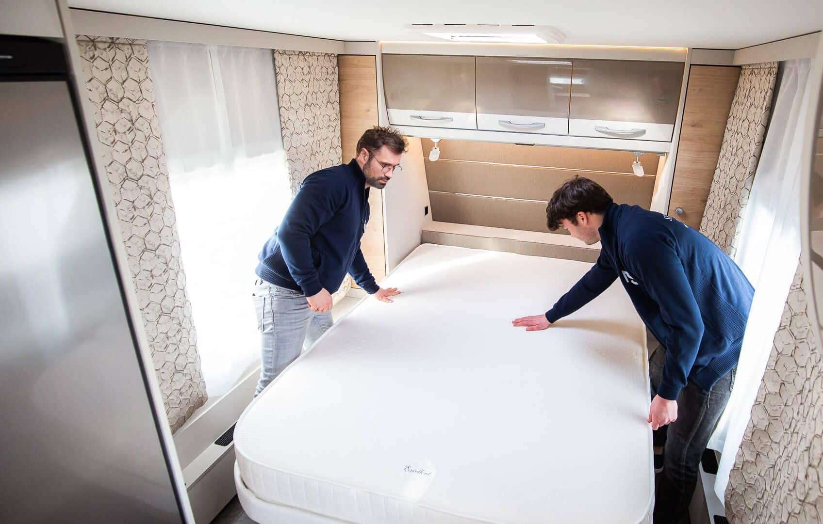 2 collega's van Seminautic plaatsen een matras in een caravan